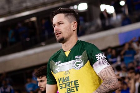 Tadeu, goleiro, capitão e ídolo do Goiás
