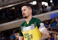 Goleiro do Goiás passa por cirurgia após grave lesão contra o Cruzeiro