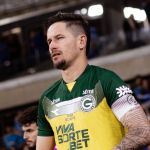 Goleiro do Goiás passa por cirurgia após grave lesão contra o Cruzeiro