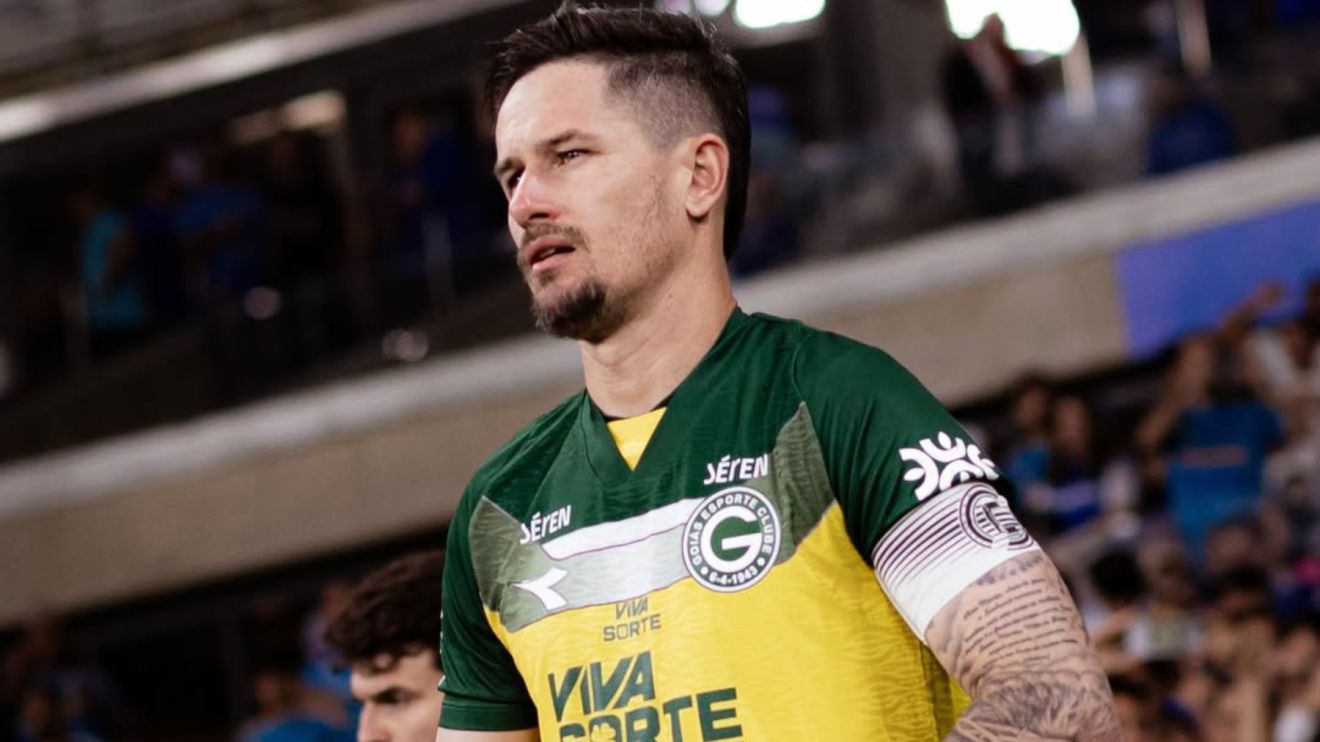 Goleiro do Goiás passa por cirurgia após grave lesão contra o Cruzeiro