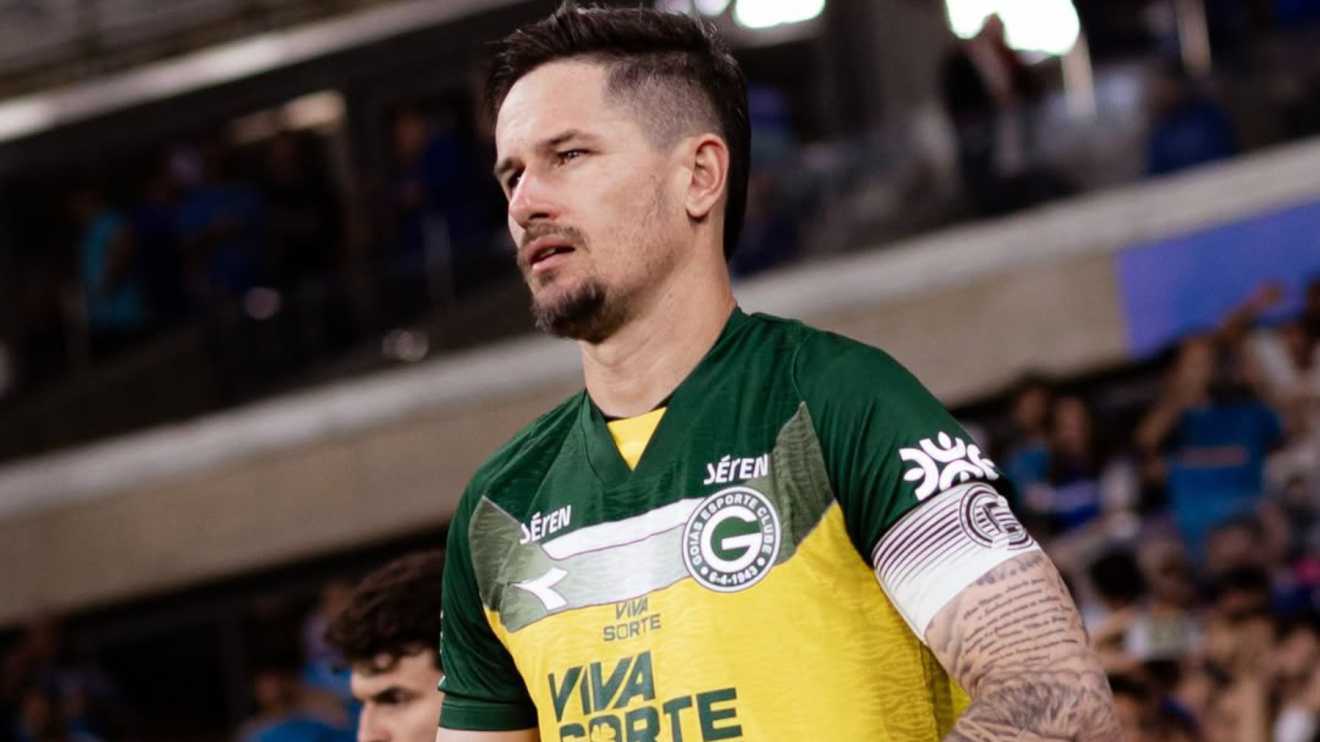 Goleiro do Goiás passa por cirurgia após grave lesão contra o Cruzeiro