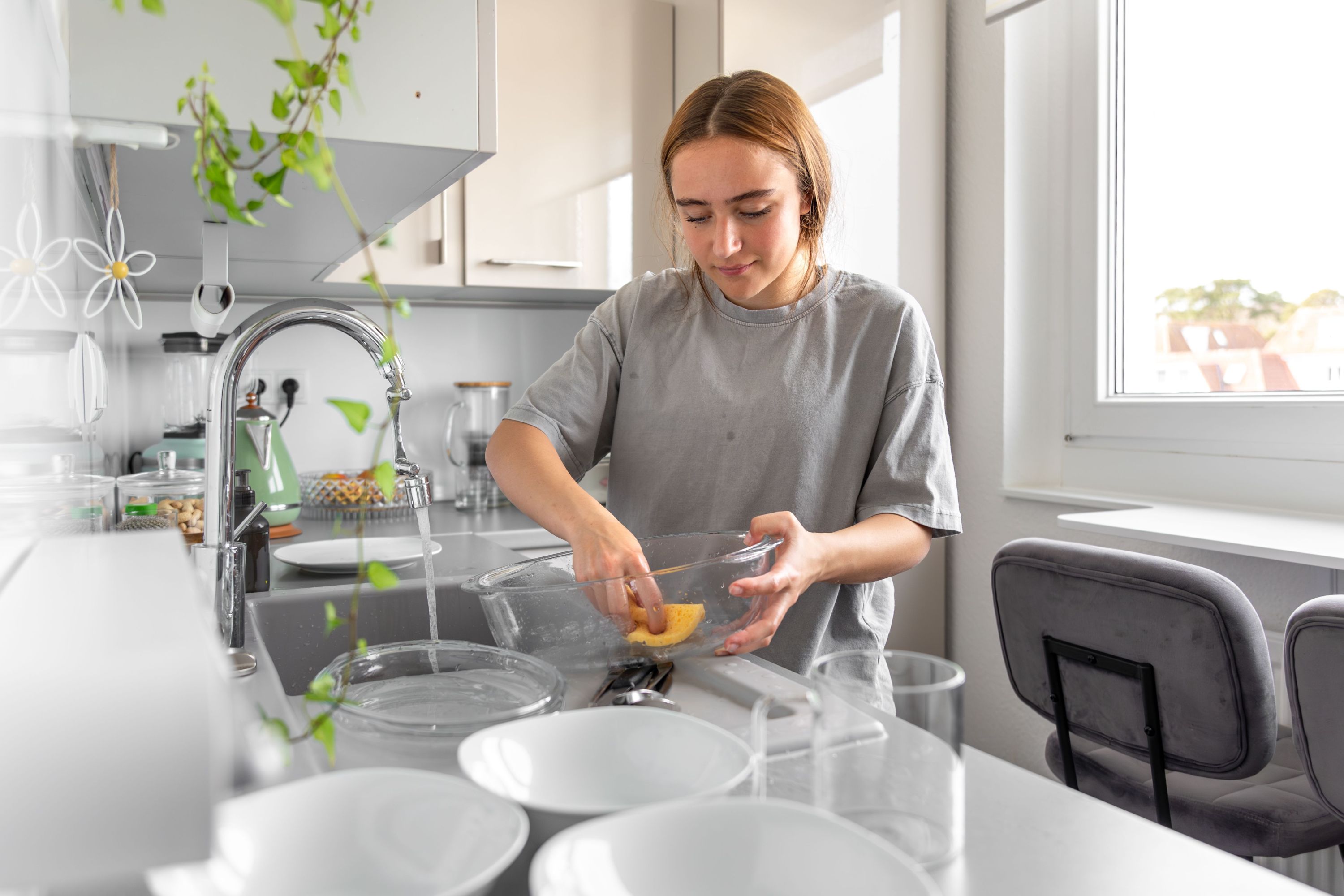 Por que algumas pessoas lavam louça enquanto cozinham? Saiba o que diz a psicologia