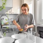 Por que algumas pessoas lavam louça enquanto cozinham? Saiba o que diz a psicologia