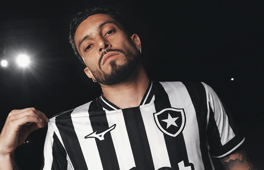 Alex Telles celebra renovação com o Botafogo: 'Para sempre em mim'