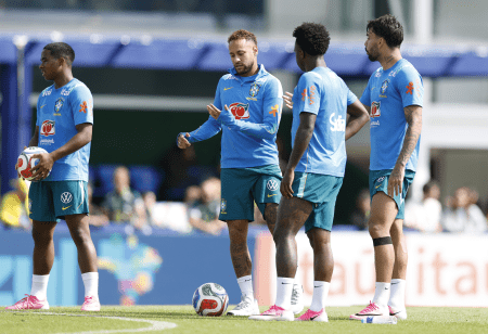 Neymar em treino da Seleção Brasileira no sábado (30)