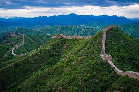 A Grande Muralha da China é uma construção milenar e uma das atrações turísticas mais emblemáticas do mundo • Wikimedia Commons|Vincent Ndaku