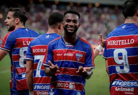 Vitinho celebra gol em Fortaleza 3 x 0 Londrina, pela Série B 2026