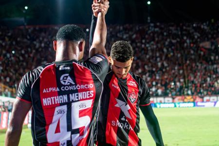 Renê celebra com Nathan Mendes gol em Vitória 2 x 0 Inter, pelo Brasileirão 2026