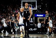 Wembanyama ‘dá resposta’, Spurs vencem Wolves e tem ‘match point’ nos playoffs da NBA
