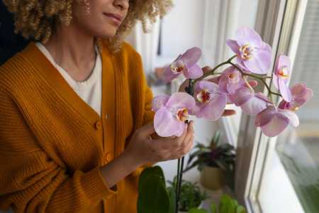Mulher com orquídeas
