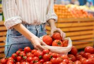 Nem na sacola nem na fruteira: como guardar tomate corretamente