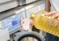 Por que usar vinagre na hora de lavar roupa? Entenda de uma vez