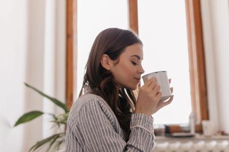 Tomar café nos horários errados pode trazer afetar absorção de nutrientes