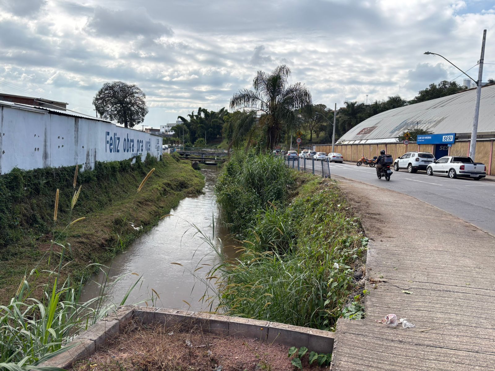 Varginha inicia obras de desassoreamento no Ribeirão do Santa Maria
