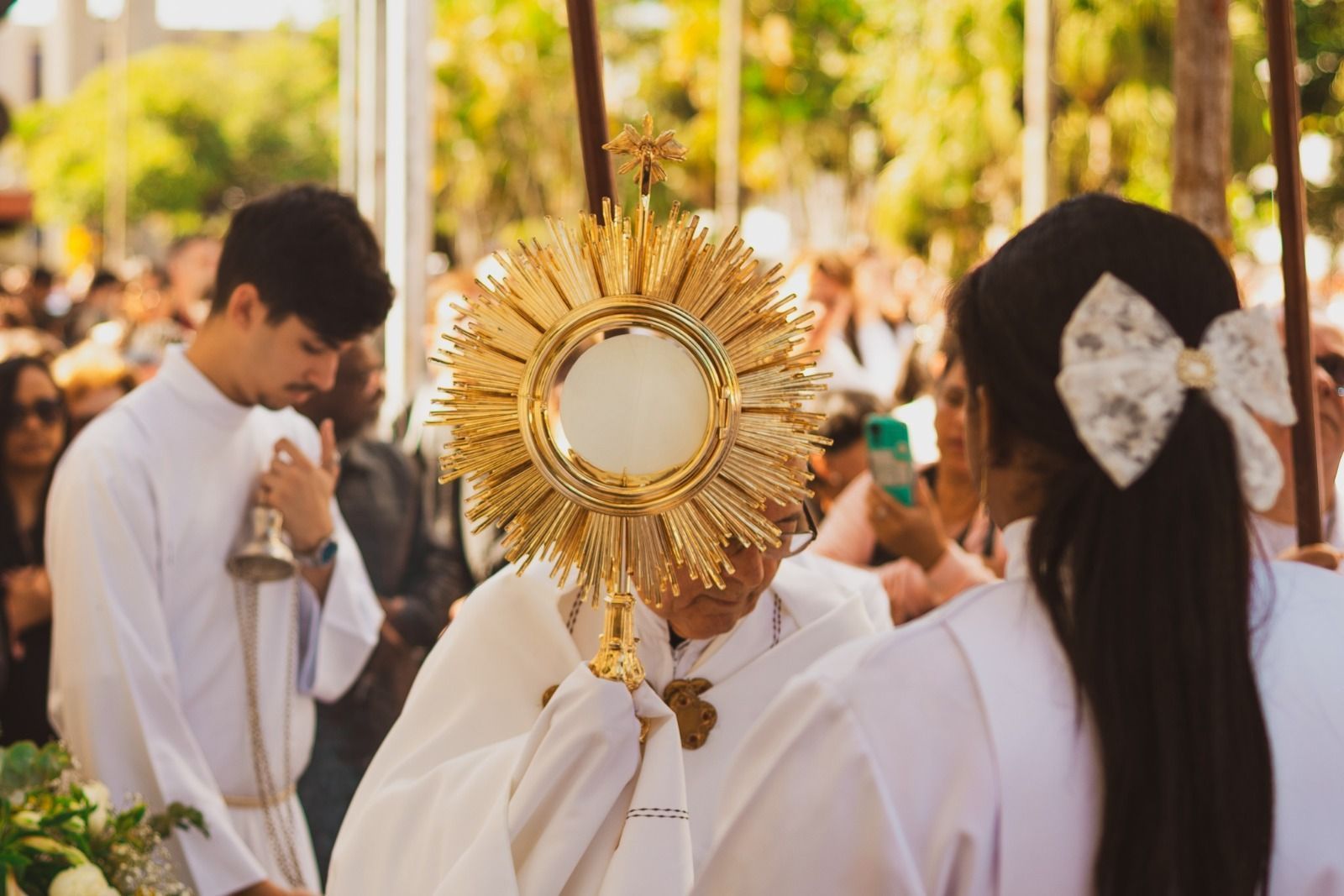 Varginha celebra Corpus Christi com missas e tapetes tradicionais