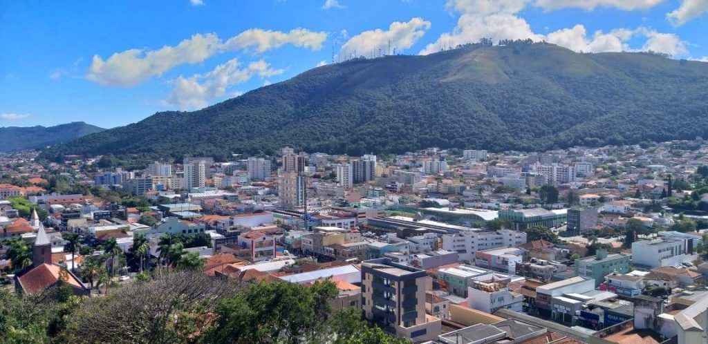 Poços de Caldas resolve conflito sobre barulho noturno com cartilha