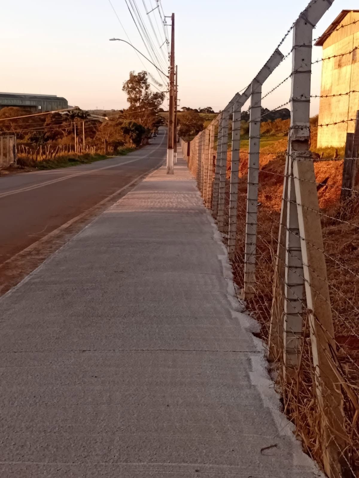 Varginha finaliza obras de calçada no acesso ao aeroporto