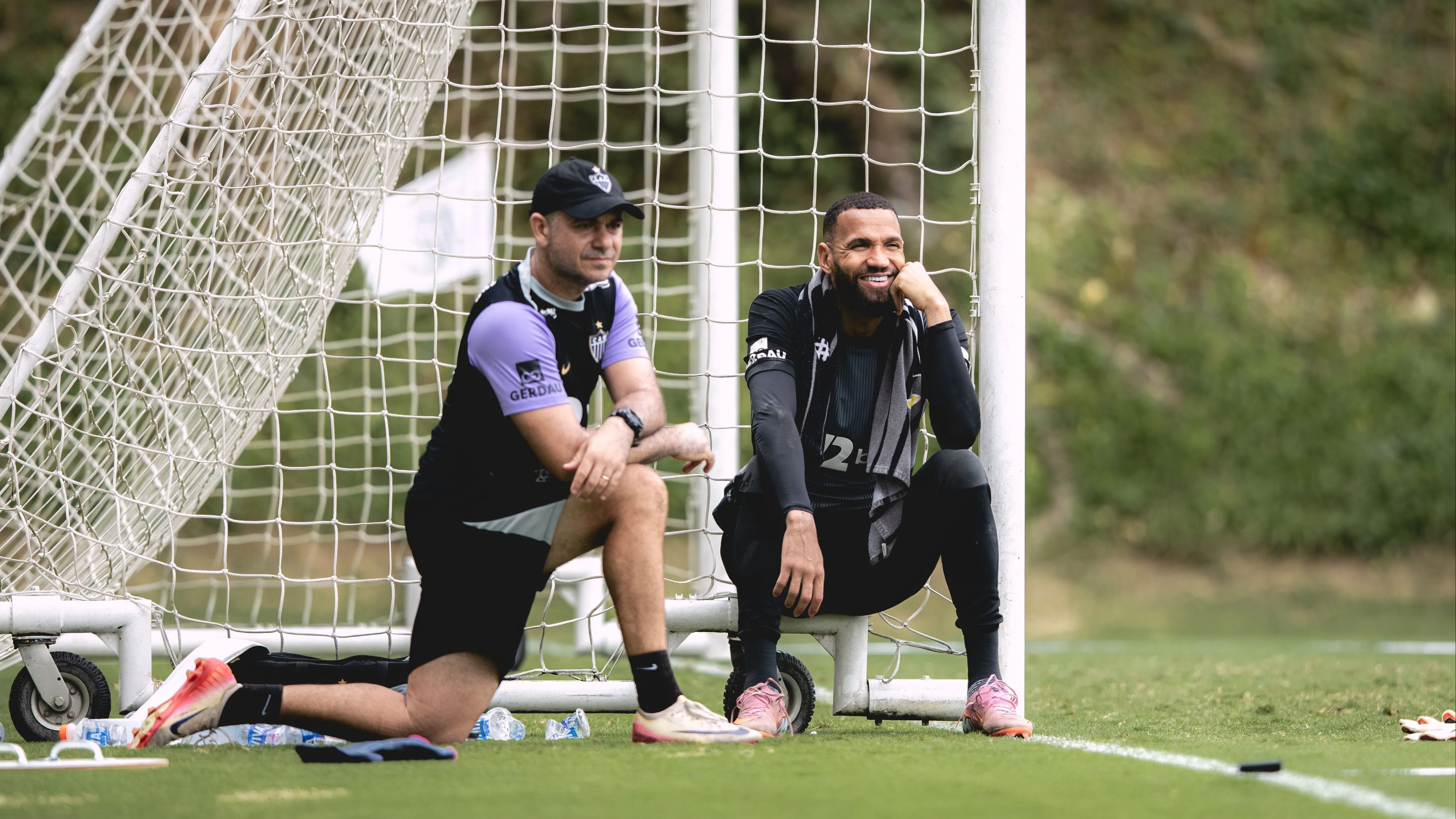 Treinador do Atlético elogia 'sombras' de Everson e manda recado à torcida
