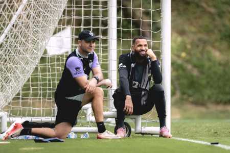 Treinador do Atlético elogia 'sombras' de Everson e manda recado à torcida