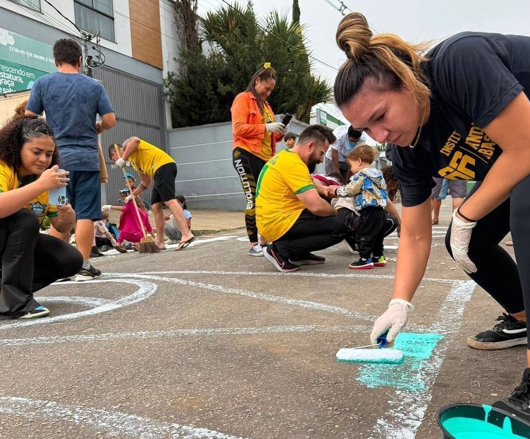 Instituto Amanda Ribas reúne crianças para decorar praça para a Copa em Varginha
