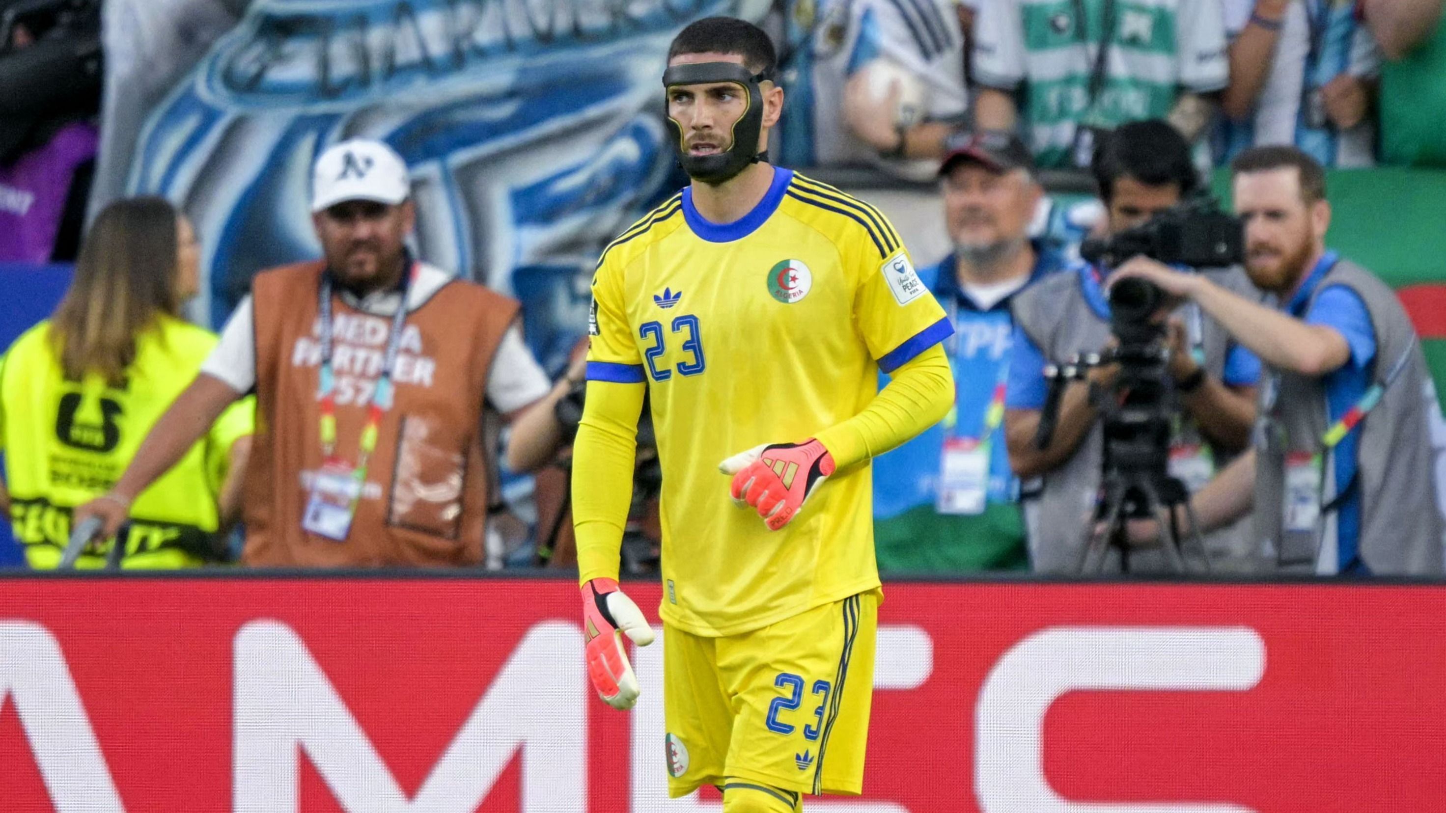 Filho de lenda do futebol, goleiro da Copa do Mundo recorre a apoio psicológico