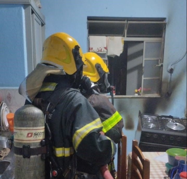 Corpo de Bombeiros atende dois casos de incêndios em residências no fim de semana