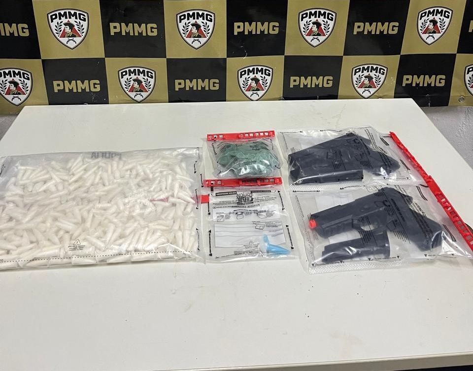 Polícia Militar prende homem e apreende mais de 400 pinos de cocaína