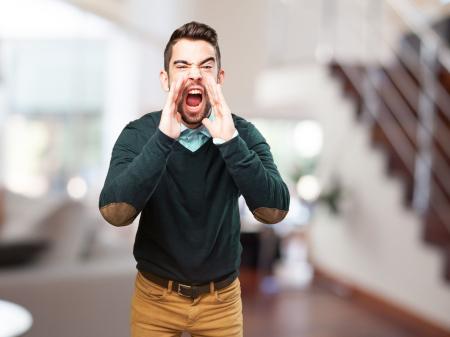 Psicologia explica o que escondem pessoas que sempre elevam a voz para se comunicar