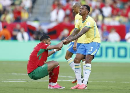 Gabriel Magalhães ajuda jogador de Marrocos a se levantar em embate da Copa do Mundo de 2026