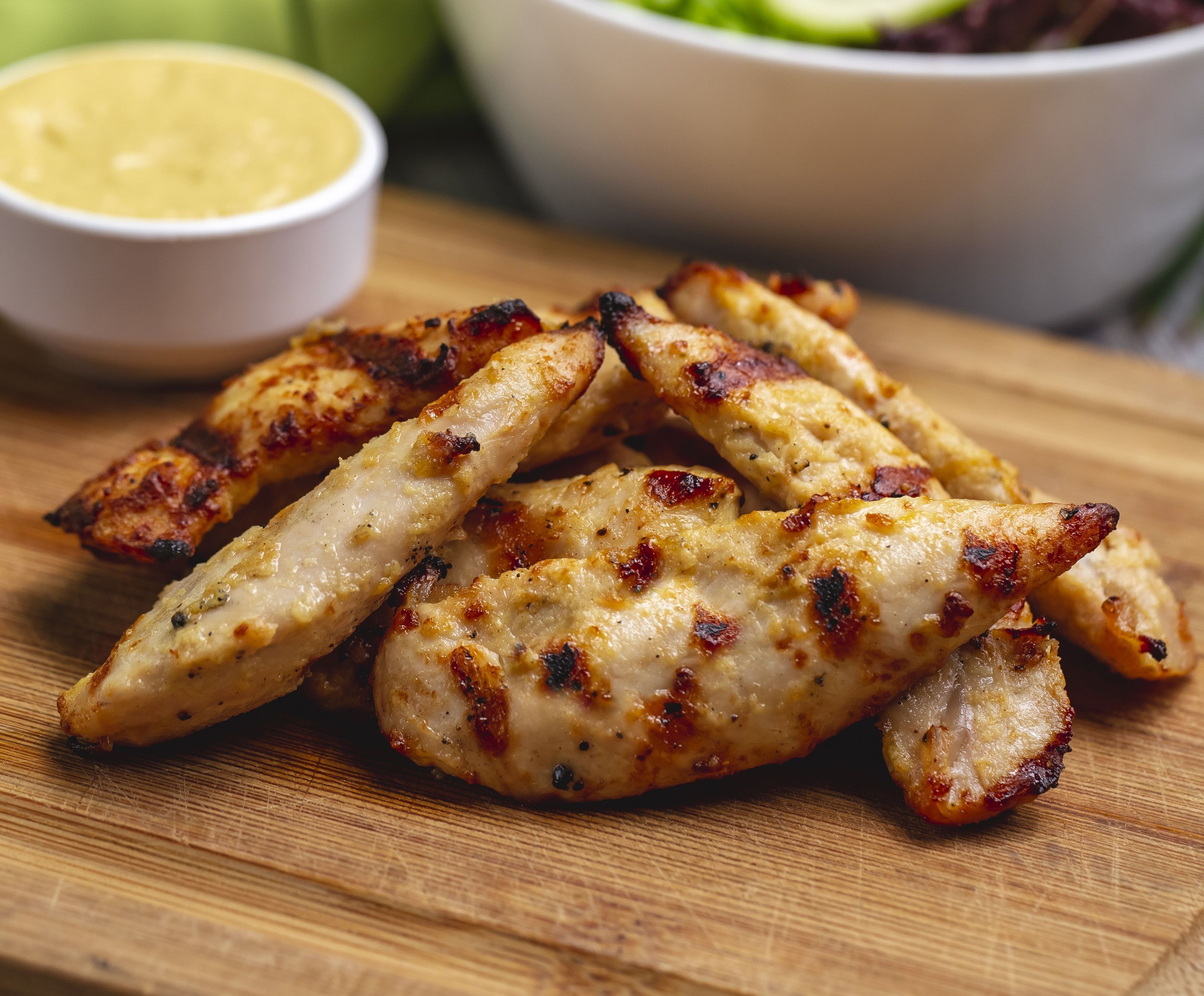 Nunca mais faça filés de frango sem cebola, alho e um gole de vinho branco