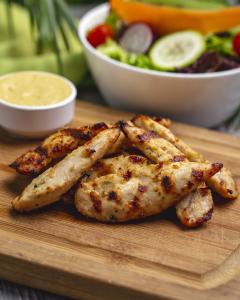 Receita combina peito de frango, legumes assados e especiarias para criar uma refeição prática e rica em sabor