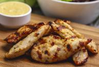 Peito de frango fora da rotina: 5 receitas proteicas para variar seus almoços