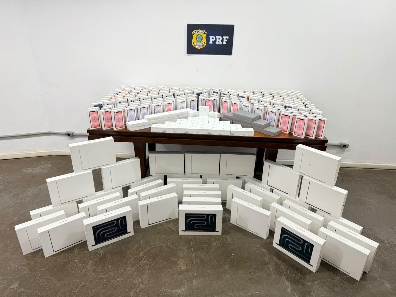 PRF apreende carga de produtos Apple avaliada em R$ 3 milhões