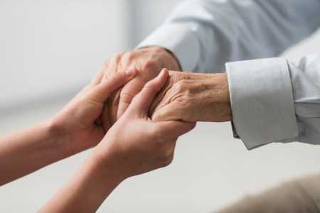 Parkinson além dos mitos: o que a doença revela sobre sintomas, tratamento e qualidade de vida