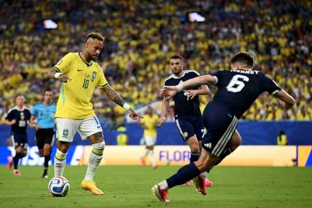 Neymar em campo pelo Brasil contra a Escócia na Copa do Mundo