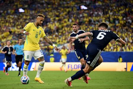 Neymar em campo pelo Brasil contra a Escócia na Copa do Mundo