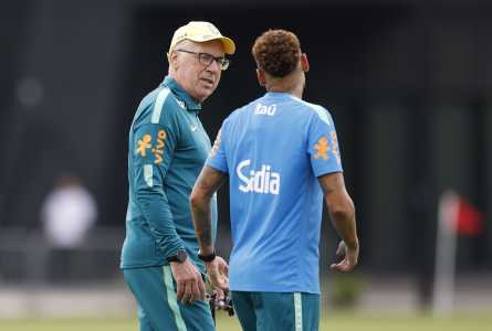 Carlo Ancelotti e Neymar durante treino da Seleção Brasileira para Copa do Mundo