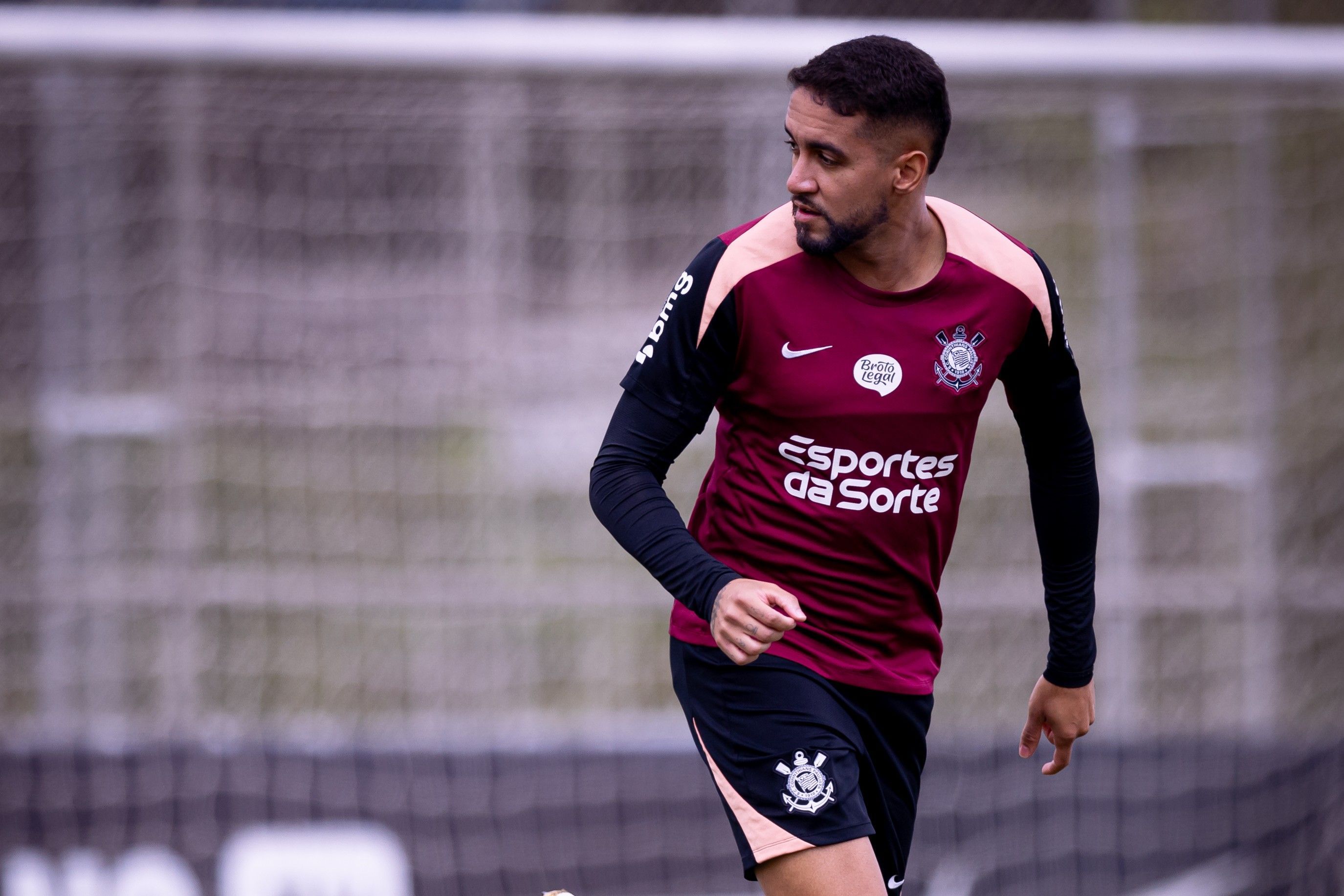 Meia do Corinthians decepciona, mas busca volta por cima após a Copa