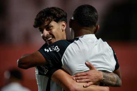 Jogadores do Corinthians celebram vitória pelo Brasileiro Sub-17