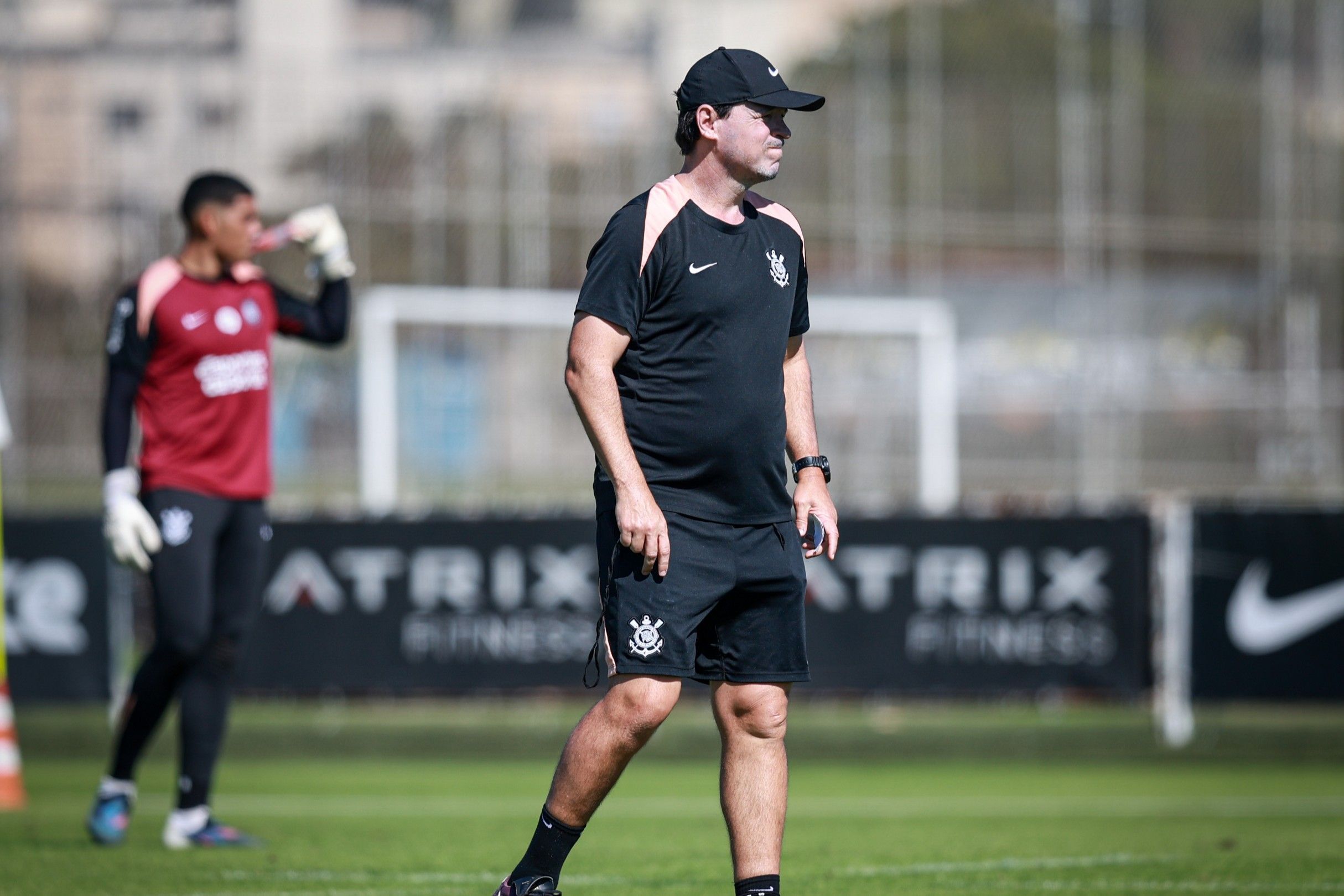 Diniz busca 'meio-campo ideal' no Corinthians durante intertemporada