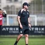 Diniz busca 'meio-campo ideal' no Corinthians durante intertemporada