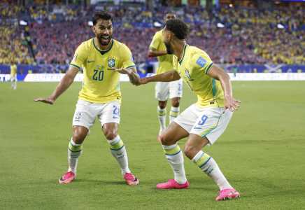 Paquetá e Cunha comemoram gol sobre a Escócia