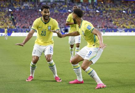 Paquetá e Cunha comemoram gol sobre a Escócia