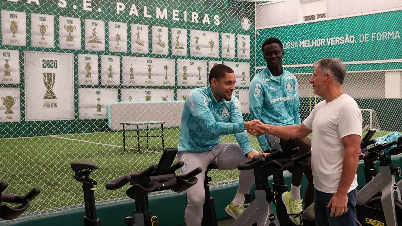 Sem Abel Ferreira, elenco do Palmeiras faz exames em reapresentação