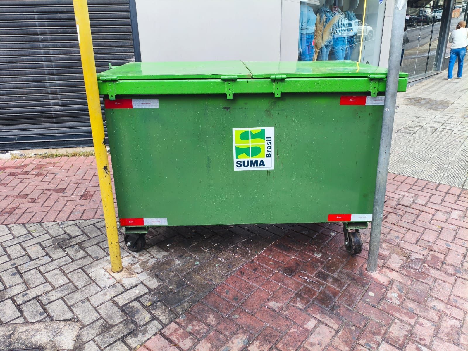 Prefeitura instala novas lixeiras no calçadão da Wenceslau Braz