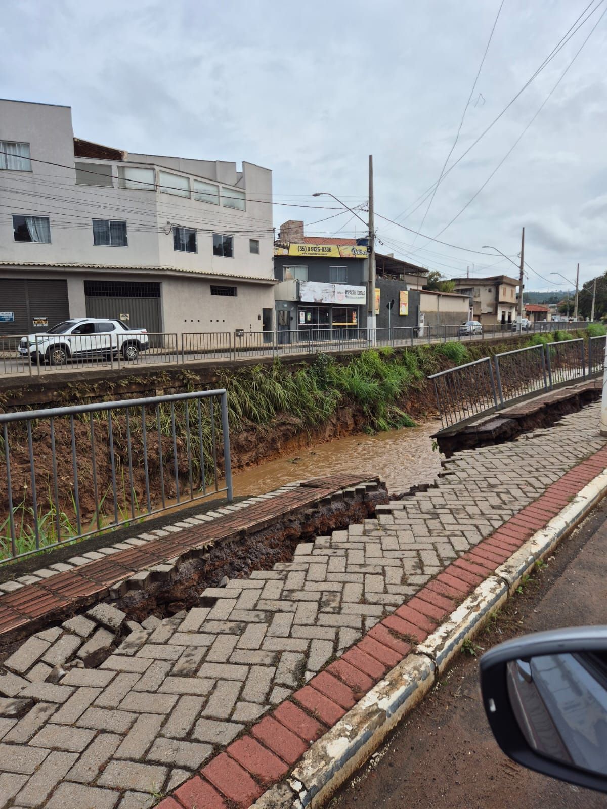 Desbarrancamento interdita calçada durante obras em Varginha