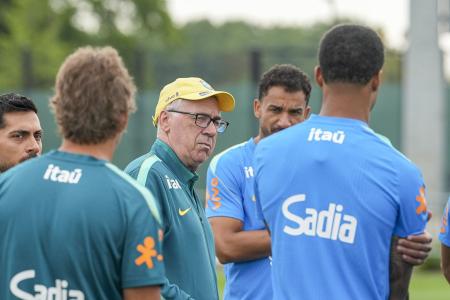 Técnico Carlo Ancelotti no comando do treino do Brasil durante a Copa do Mundo