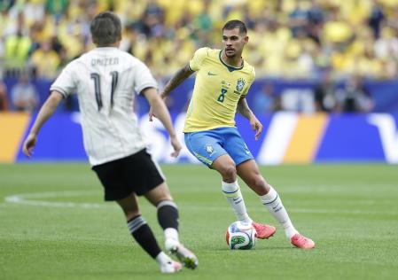 Bruno Guimarães durante jogo entre Brasil e Japão nesta segunda-feira (26)