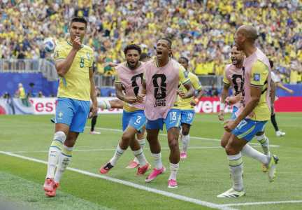 Casemiro celebra gol pelo Brasil contra o Japão