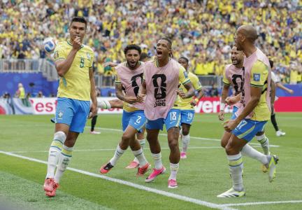 Casemiro celebra gol pelo Brasil contra o Japão